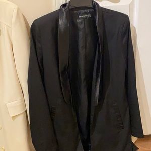 PRETTYLITTLETHING BLAZER SIZE 6 LONG SATIN FINISH HAS SHOULDER PADS